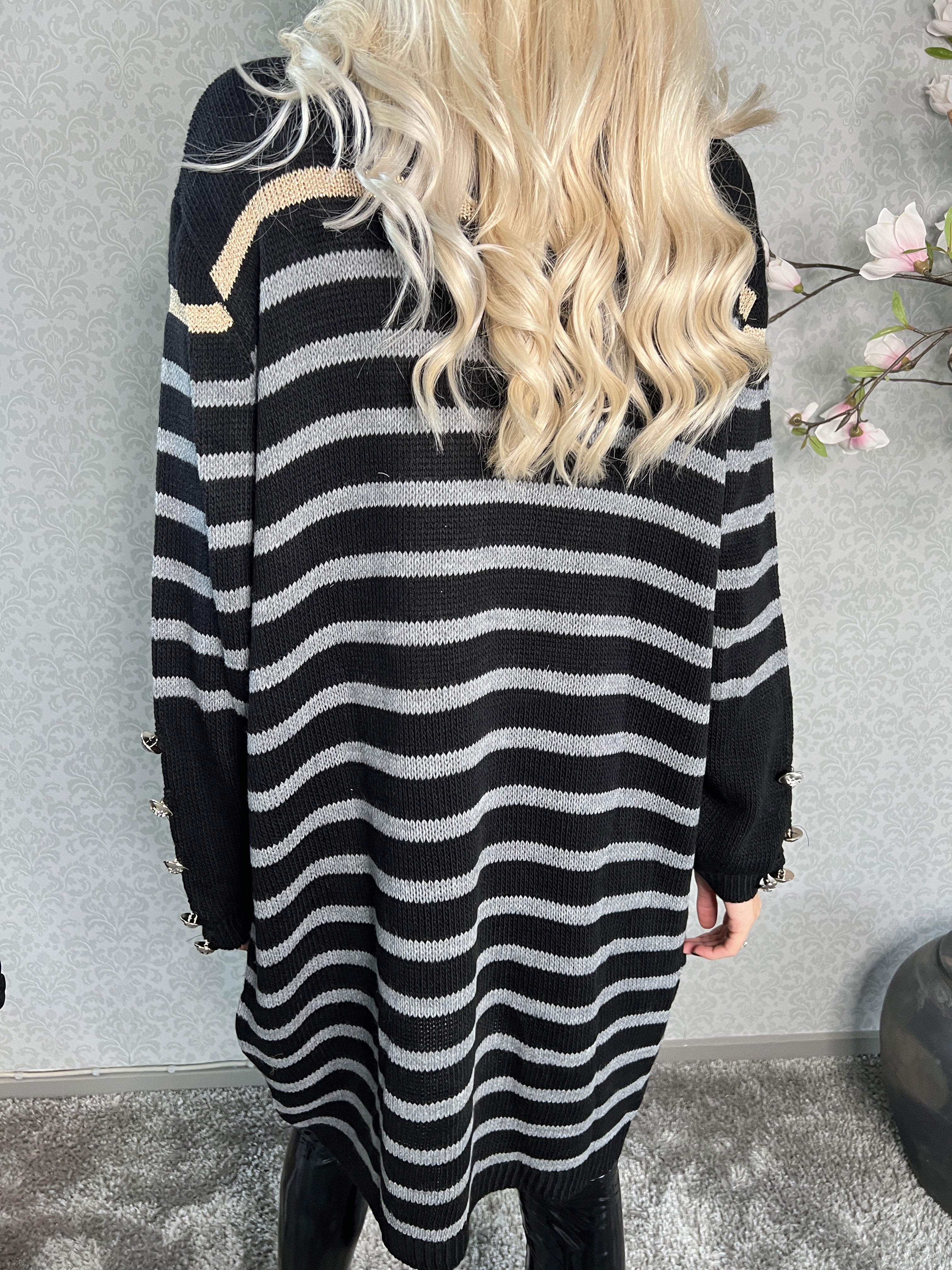 Mirindi - Randig stickad klänning med knappar på ärmarna